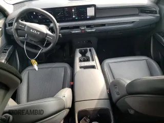 2024 Kia EV9 Light Long Range z VIN KNDAB5S14R6025043, wystawiony jako Copart lot #72553114 z przebiegiem 17 953 mil mil oraz Szkody całkowita. Historia ofert i sprzedaży dostępna na DreamBid. Obrazek 8.