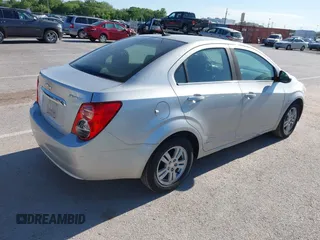 2012 Chevrolet Sonic LT z VIN 1G1JC5SB1C4226948, wystawiony jako IAAI lot #42330132 z przebiegiem 160 521 mil mil oraz . Historia ofert i sprzedaży dostępna na DreamBid. Obrazek 4.