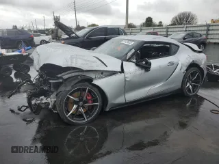 2021 Toyota Supra 3.0 z VIN WZ1DB0C02MW042584, wystawiony jako Copart lot #52429635 z przebiegiem Nie podano mil oraz Nie do naprawy. Historia ofert i sprzedaży dostępna na DreamBid. Obrazek 1.