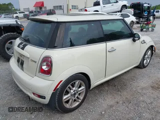 2011 MINI Hardtop z VIN WMWSU3C53BT182779, wystawiony jako IAAI lot #42278116 z przebiegiem 83 970 mil mil oraz . Historia ofert i sprzedaży dostępna na DreamBid. Obrazek 4.