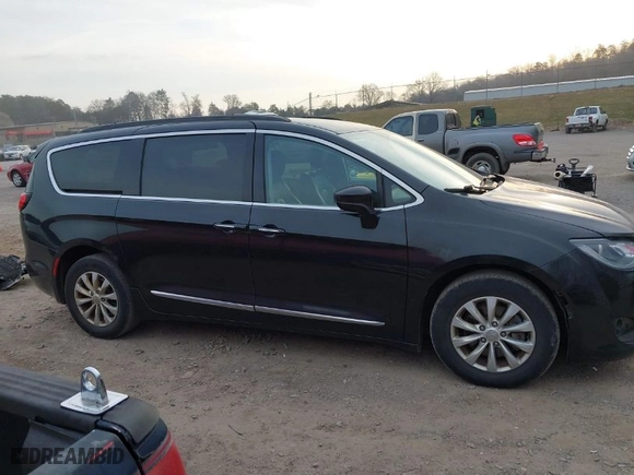 2017 Chrysler Pacifica Touring-L with VIN 2C4RC1BG8HR569467, listed as a IAAI auction lot 41720213 with NaN miles. Bid and sale history available at carsss.com. Image 13.