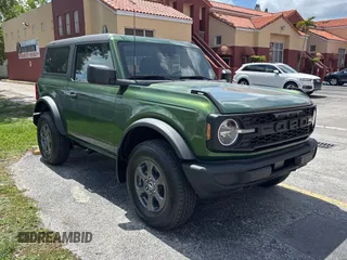 2023 Ford Bronco z VIN 1FMDE5AH2PLA82144, wystawiony jako Copart lot #58656185 z przebiegiem 6 772 mil mil oraz Czysty tytuł • Clean title. Historia ofert i sprzedaży dostępna na DreamBid. Obrazek 1.