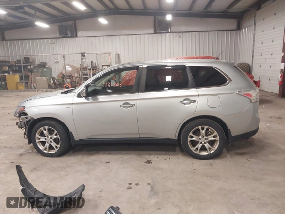 2014 Mitsubishi Outlander GT z VIN JA4JZ4AX6EZ015919, wystawiony jako IAAI lot #41811803 z przebiegiem 182 458 mil mil oraz . Historia ofert i sprzedaży dostępna na DreamBid. Obrazek 14.