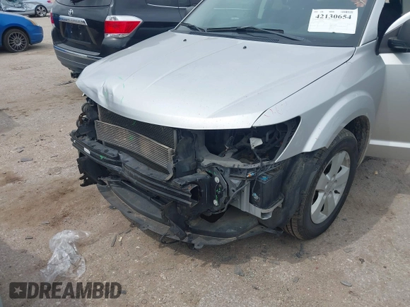 2013 Dodge Journey SE z VIN 3C4PDCAB9DT529668, wystawiony jako IAAI lot #42130654 z przebiegiem 156 472 mil mil oraz . Historia ofert i sprzedaży dostępna na DreamBid. Obrazek 6.