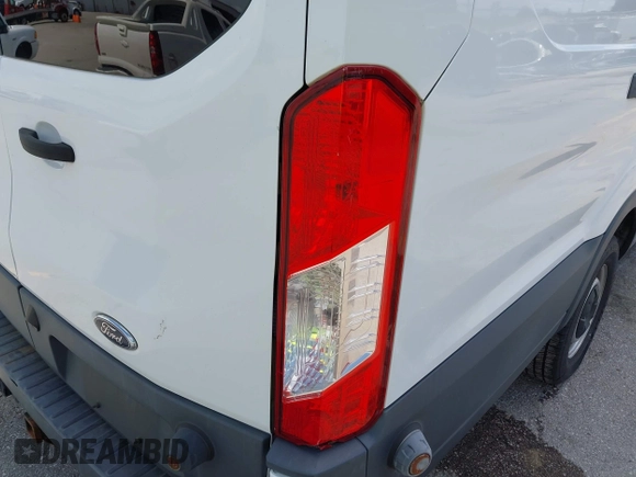 2015 Ford Transit z VIN 1FTNR3XVXFKB29374, wystawiony jako IAAI lot #42681987 z przebiegiem 190 430 mil mil oraz . Historia ofert i sprzedaży dostępna na DreamBid. Obrazek 6.