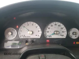 2004 Ford Thunderbird Deluxe z VIN 1FAHP60A84Y104551, wystawiony jako Copart lot #49170085 z przebiegiem 159 696 mil mil oraz Szkody całkowita. Historia ofert i sprzedaży dostępna na DreamBid. Obrazek 9.