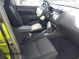2023 Mitsubishi Outlander ES z VIN JA4ARUAU2PU014515, wystawiony jako IAAI lot #42147345 z przebiegiem 43 489 mil mil oraz . Historia ofert i sprzedaży dostępna na DreamBid. Obrazek 5.