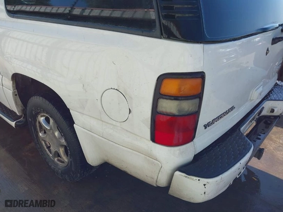 2005 GMC Yukon XL Denali with VIN 1GKFK66U25J100768, listed as a IAAI auction lot 41726418 with NaN miles. Bid and sale history available at carsss.com. Image 13.