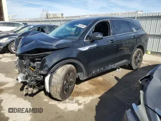 2024 Kia Sorento LX z VIN 5XYRG4JC8RG308348, wystawiony jako Copart lot #45042865 z przebiegiem 12 506 mil mil oraz Szkoda całkowita • Salvage title. Historia ofert i sprzedaży dostępna na DreamBid. Obrazek 1.