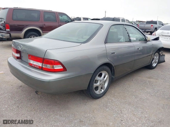 2001 Lexus ES 300 with VIN JT8BF28G210304595, listed as a IAAI auction lot 41885816 with 266,853 mi miles. Bid and sale history available at carsss.com. Image 4.