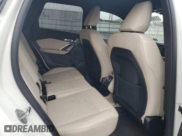2024 BMW X1 xDrive28i z VIN WBX73EF05R5Y30843, wystawiony jako Copart lot #51692185 z przebiegiem 8 573 mil mil oraz Szkoda całkowita • Salvage title. Historia ofert i sprzedaży dostępna na DreamBid. Obrazek 11.