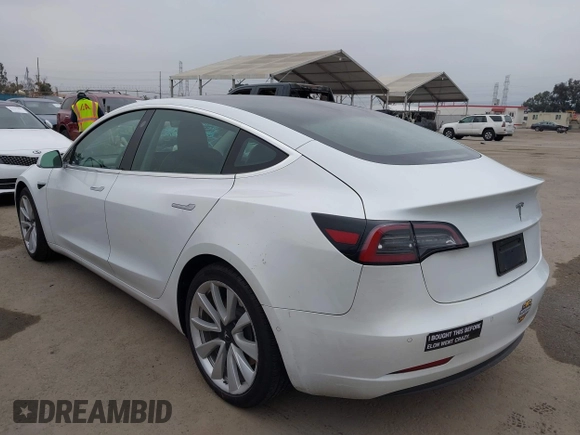 2020 Tesla Model 3 Standard Range Plus z VIN 5YJ3E1EAXLF806438, wystawiony jako IAAI lot #42104964 z przebiegiem 89 065 mil mil oraz . Historia ofert i sprzedaży dostępna na DreamBid. Obrazek 3.