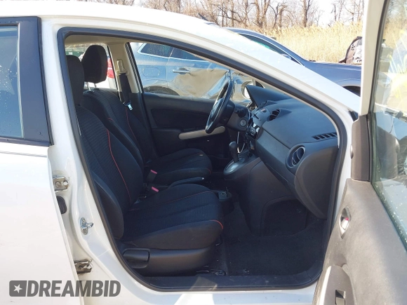 2012 Mazda 2 Touring z VIN JM1DE1LY2C0134281, wystawiony jako IAAI lot #41613690 z przebiegiem 156 546 mil mil oraz . Historia ofert i sprzedaży dostępna na DreamBid. Obrazek 5.