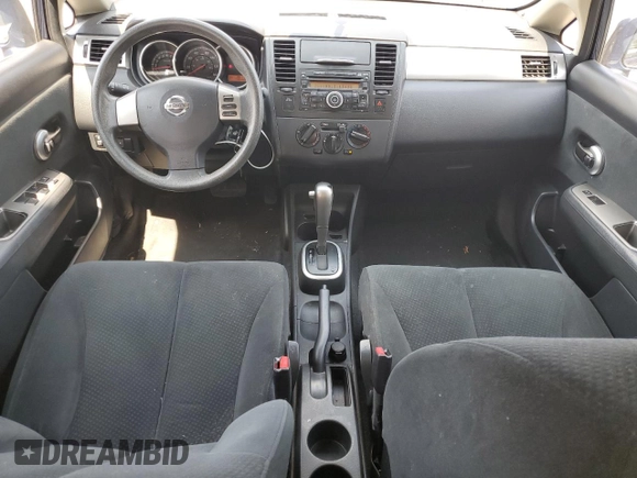 2011 Nissan Versa S z VIN 3N1BC1AP7BL402043, wystawiony jako Copart lot #60228645 z przebiegiem 86 179 mil mil oraz Szkoda całkowita • Salvage title. Historia ofert i sprzedaży dostępna na DreamBid. Obrazek 8.