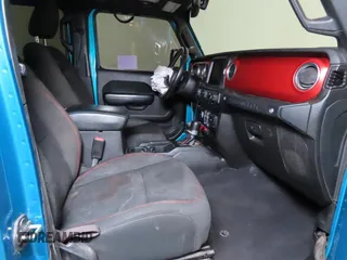 2020 Jeep Wrangler Unlimited Rubicon z VIN 1C4HJXFG0LW141133, wystawiony jako Copart lot #59150925 z przebiegiem 61 973 mil mil oraz Szkoda całkowita • Salvage title. Historia ofert i sprzedaży dostępna na DreamBid. Obrazek 5.