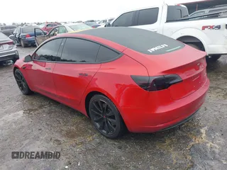2018 Tesla Model 3 Long Range Battery z VIN 5YJ3E1EB7JF135199, wystawiony jako IAAI lot #41580853 z przebiegiem 131 774 mil mil oraz . Historia ofert i sprzedaży dostępna na DreamBid. Obrazek 3.