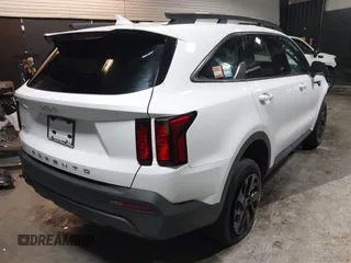 2022 Kia Sorento X-Line S z VIN 5XYRLDLC9NG118254, wystawiony jako IAAI lot #42109168 z przebiegiem 28 547 mil mil oraz . Historia ofert i sprzedaży dostępna na DreamBid. Obrazek 4.