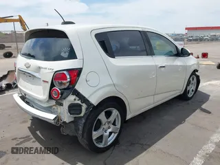 2015 Chevrolet Sonic LTZ z VIN 1G1JE6SB1F4164892, wystawiony jako IAAI lot #42359377 z przebiegiem 104 248 mil mil oraz . Historia ofert i sprzedaży dostępna na DreamBid. Obrazek 4.