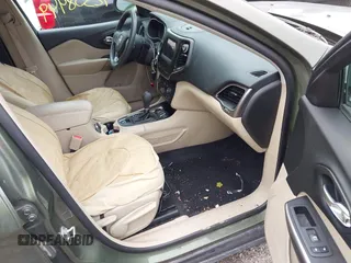 2020 Jeep Cherokee Latitude z VIN 1C4PJMCB5LD636295, wystawiony jako IAAI lot #42358449 z przebiegiem 103 478 mil mil oraz . Historia ofert i sprzedaży dostępna na DreamBid. Obrazek 5.