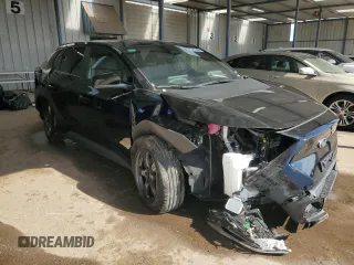 2023 Toyota bZ4X XLE z VIN JTMABABA0PA025964, wystawiony jako Copart lot #58528175 z przebiegiem 30 790 mil mil oraz Czysty tytuł • Clean title. Historia ofert i sprzedaży dostępna na DreamBid. Obrazek 4.