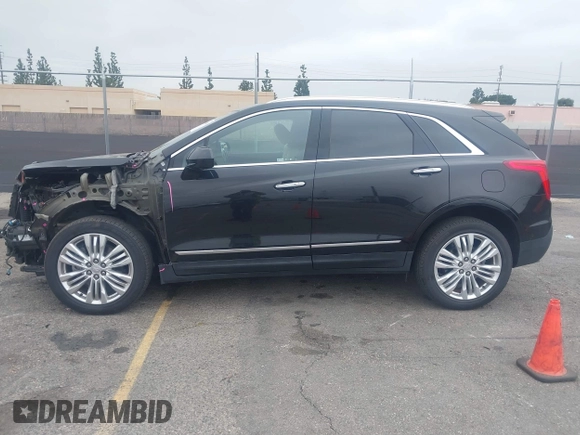 2019 Cadillac XT5 Premium Luxury FWD z VIN 1GYKNERS3KZ134635, wystawiony jako IAAI lot #41889843 z przebiegiem 56 044 mil mil oraz . Historia ofert i sprzedaży dostępna na DreamBid. Obrazek 14.