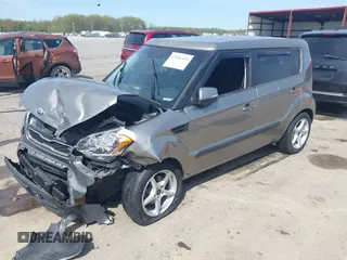 2013 Kia Soul + z VIN KNDJT2A63D7607176, wystawiony jako IAAI lot #42106454 z przebiegiem 130 814 mil mil oraz . Historia ofert i sprzedaży dostępna na DreamBid. Obrazek 2.