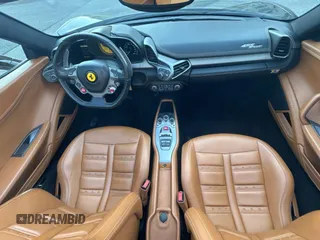 2015 Ferrari 458 Italia z VIN ZFF68NHA2F0205777, wystawiony jako Copart lot #70383224 z przebiegiem 48 939 mil mil oraz . Historia ofert i sprzedaży dostępna na DreamBid. Obrazek 9.