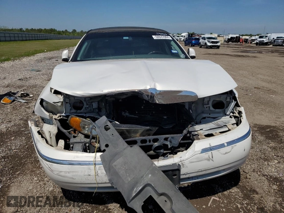 2001 Lincoln Town Car Cartier z VIN 1LNHM83W91Y728971, wystawiony jako Copart lot #50643965 z przebiegiem Nie podano mil oraz Szkoda całkowita • Salvage title. Historia ofert i sprzedaży dostępna na DreamBid. Obrazek 5.
