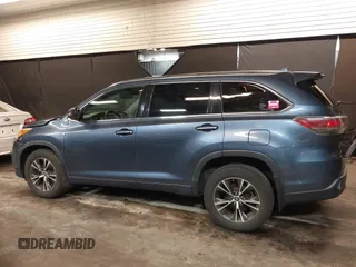 2016 Toyota Highlander XLE z VIN 5TDJKRFH8GS326488, wystawiony jako IAAI lot #42254990 z przebiegiem 120 382 mil mil oraz . Historia ofert i sprzedaży dostępna na DreamBid. Obrazek 14.
