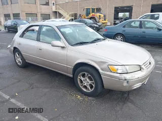 1997 Toyota Camry LE z VIN 4T1BF22K8VU916373, wystawiony jako IAAI lot #41915751 z przebiegiem 259 818 mil mil oraz . Historia ofert i sprzedaży dostępna na DreamBid. Obrazek 1.