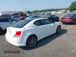 2011 Scion tC z VIN JTKJF5C74B3017306, wystawiony jako IAAI lot #42499369 z przebiegiem 290 429 mil mil oraz . Historia ofert i sprzedaży dostępna na DreamBid. Obrazek 4.