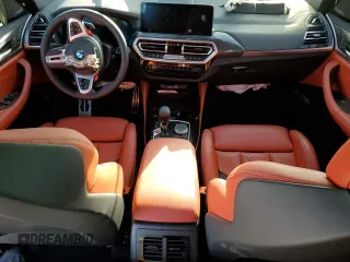 2023 BMW X3 M z VIN 5YM13EC01P9S47089, wystawiony jako Copart lot #70536243 z przebiegiem 3041 mil mil oraz . Historia ofert i sprzedaży dostępna na DreamBid. Obrazek 8.