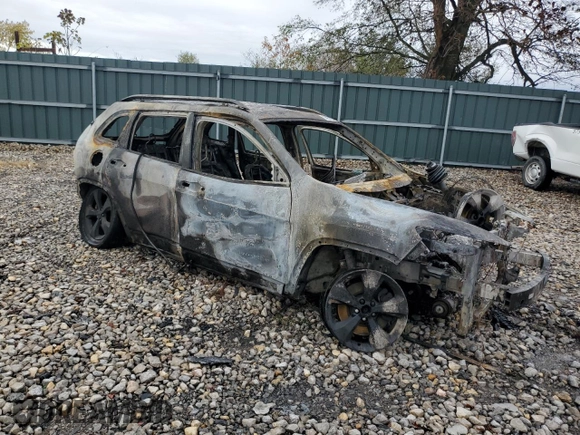 2016 Jeep Cherokee Altitude with VIN 1C4PJLCB1GW165685, listed as a Copart auction lot 86119524 with 0 mi miles and Non Repairable. Bid and sale history available at carsss.com. Image 4.
