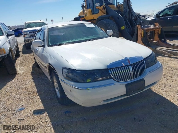 1999 Lincoln Town Car Signature with VIN 1LNHM82W5XY662946, listed as a IAAI auction lot 41644695 with 281,896 mi miles. Bid and sale history available at carsss.com. Image 1.