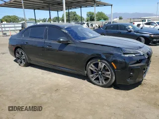 2023 BMW i7 xDrive60 z VIN WBY53EJ01PCN52638, wystawiony jako Copart lot #67345074 z przebiegiem 13 995 mil mil oraz Szkody całkowita. Historia ofert i sprzedaży dostępna na DreamBid. Obrazek 4.