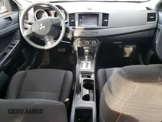 2010 Mitsubishi Lancer DE z VIN JA32U1FU2AU011815, wystawiony jako Copart lot #46727565 z przebiegiem 131 741 mil mil oraz Czysty tytuł • Clean title. Historia ofert i sprzedaży dostępna na DreamBid. Obrazek 8.