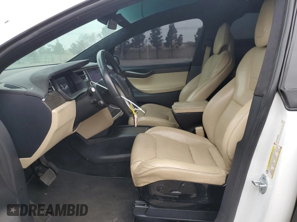 2016 Tesla Model X 70D z VIN 5YJXCAE2XGF003344, wystawiony jako Copart lot #53123305 z przebiegiem 126 052 mil mil oraz Szkody całkowita. Historia ofert i sprzedaży dostępna na DreamBid. Obrazek 7.