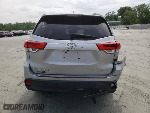 2017 Toyota Highlander XLE z VIN 5TDJZRFH7HS371631, wystawiony jako Copart lot #57122355 z przebiegiem 97 918 mil mil oraz Szkoda całkowita • Salvage title. Historia ofert i sprzedaży dostępna na DreamBid. Obrazek 6.