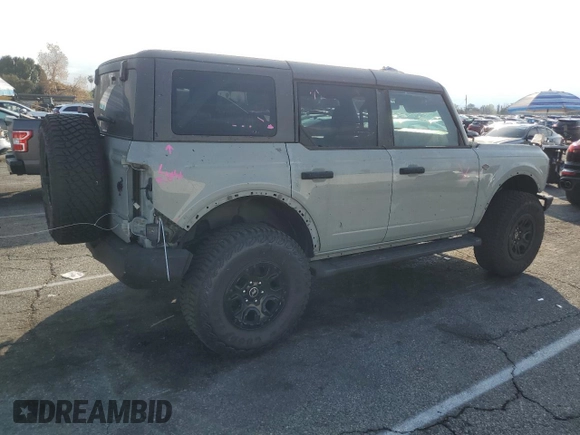 2024 Ford Bronco Wildtrak z VIN 1FMEE2BP8RLA57115, wystawiony jako Copart lot #43579085 z przebiegiem 4951 mil mil oraz Szkody całkowita. Historia ofert i sprzedaży dostępna na DreamBid. Obrazek 3.