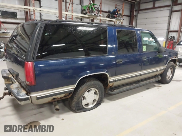 1999 Chevrolet Suburban z VIN 1GNFK16R1XJ409829, wystawiony jako IAAI lot #42045240 z przebiegiem 337 554 mil mil oraz . Historia ofert i sprzedaży dostępna na DreamBid. Obrazek 4.