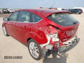 2018 Ford Focus Titanium z VIN 1FADP3N24JL313938, wystawiony jako IAAI lot #42050701 z przebiegiem 162 859 mil mil oraz . Historia ofert i sprzedaży dostępna na DreamBid. Obrazek 3.