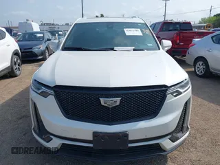 2022 Cadillac XT6 Premium Luxury z VIN 1GYKPCRS2NZ127050, wystawiony jako IAAI lot #42072418 z przebiegiem 31 165 mil mil oraz . Historia ofert i sprzedaży dostępna na DreamBid. Obrazek 6.