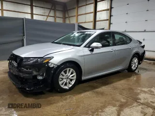 2025 Toyota Camry LE z VIN 4T1DAACKXSU004632, wystawiony jako Copart lot #57882405 z przebiegiem 20 824 mil mil oraz Szkoda całkowita • Salvage title. Historia ofert i sprzedaży dostępna na DreamBid. Obrazek 1.