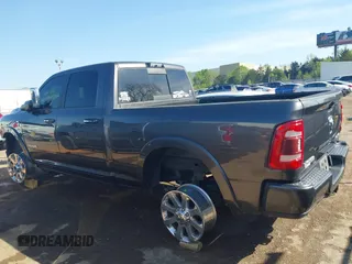 2020 Ram 2500 Laramie z VIN 3C6UR5FL0LG230960, wystawiony jako IAAI lot #42029886 z przebiegiem 61 544 mil mil oraz . Historia ofert i sprzedaży dostępna na DreamBid. Obrazek 13.