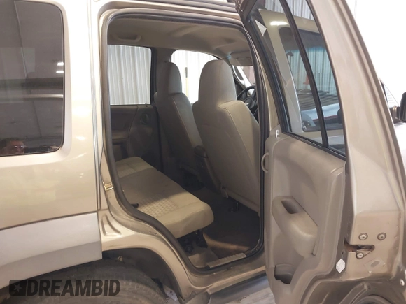 2005 Jeep Liberty Sport with VIN 1J4GL48K85W717487, listed as a IAAI auction lot 42082744 with 103,888 mi miles. Bid and sale history available at carsss.com. Image 8.