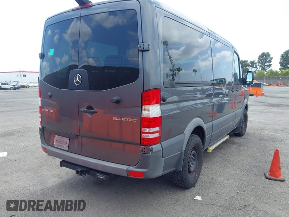 2015 Mercedes-Benz Sprinter Passenger with VIN WDZPE7DC1FP111850, listed as a IAAI auction lot 41920037 with 127,121 mi miles. Bid and sale history available at carsss.com. Image 4.