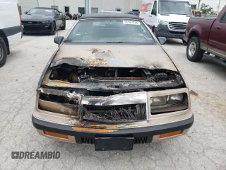 1988 Chrysler LeBaron z VIN 1C3XJ45K9JG438476, wystawiony jako Copart lot #55567334 z przebiegiem 213 424 mil mil oraz Szkoda całkowita • Salvage title. Historia ofert i sprzedaży dostępna na DreamBid. Obrazek 5.