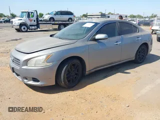 2009 Nissan Maxima S z VIN 1N4AA51E89C853790, wystawiony jako IAAI lot #42429971 z przebiegiem 240 525 mil mil oraz . Historia ofert i sprzedaży dostępna na DreamBid. Obrazek 2.