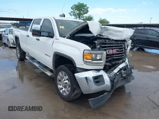 2019 GMC Sierra 2500HD z VIN 1GT12NEG3KF231959, wystawiony jako IAAI lot #42098950 z przebiegiem Nie podano mil oraz . Historia ofert i sprzedaży dostępna na DreamBid. Obrazek 1.