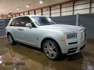 2024 Rolls-Royce Cullinan z VIN SLATV4C09RU224513, wystawiony jako Copart lot #70881884 z przebiegiem 3466 mil mil oraz Szkody całkowita. Historia ofert i sprzedaży dostępna na DreamBid. Obrazek 4.